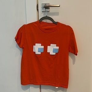 Orange T-shirt with blue eyes